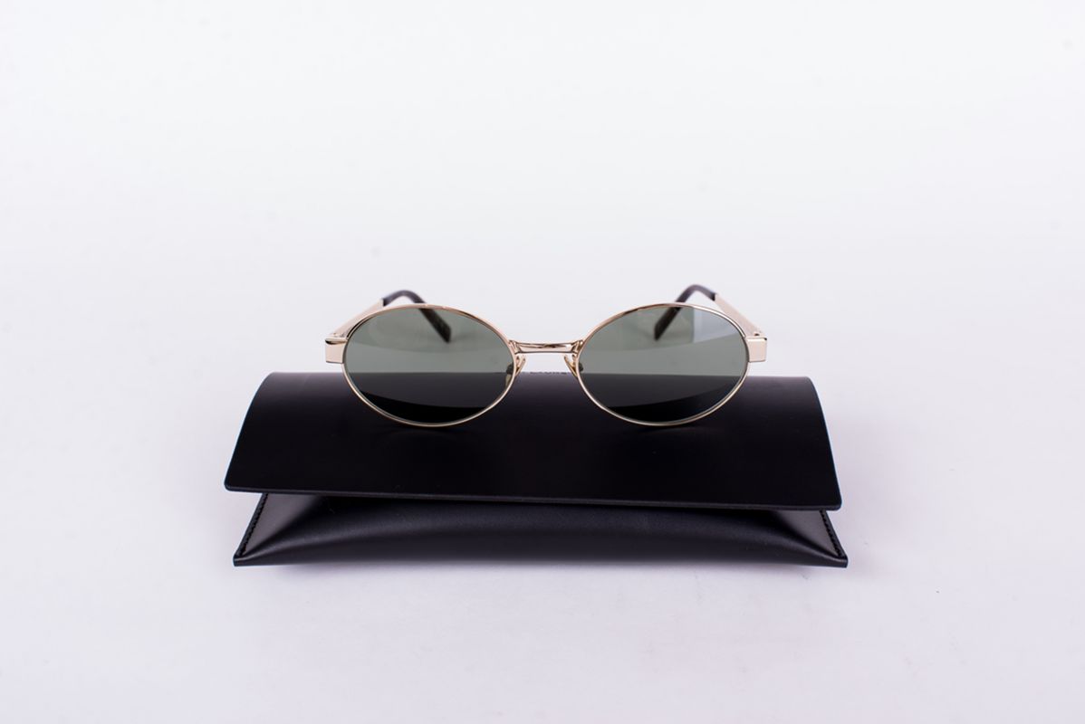 Солнцезащитные очки в золотой оправе SS26 Saint Laurent 779851Y9902